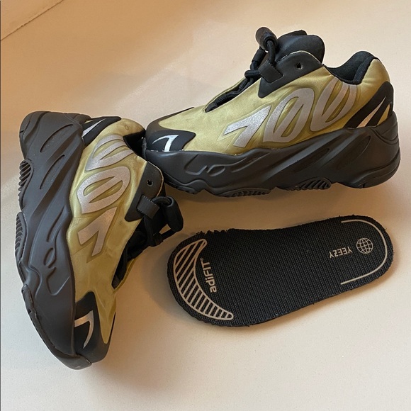 adidas Yeezy Boost 700 MNVN - Picture 2 of 16